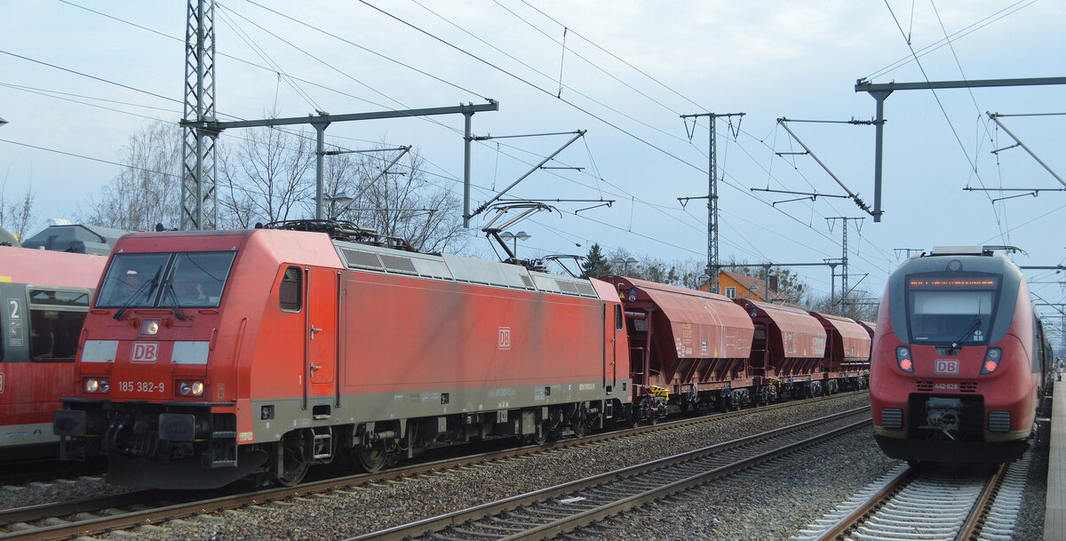 DB Cargo AG [D] mit  185 382-9  [NVR-Nummer: 91 80 6185 382-9 D-DB] mit einem Schüttgutwagenzug mit Schwenkdach (Natriumcarbonat) am 14.03.22 Durchfahrt Bf. Golm.