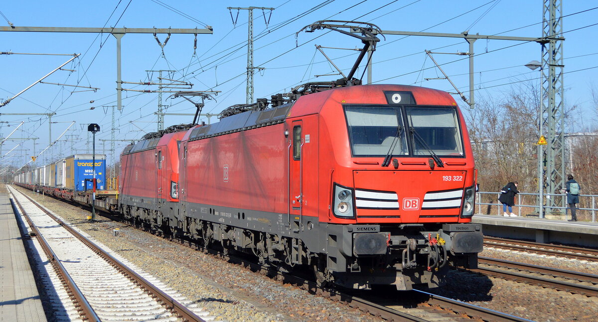 DB Cargo AG [D] mit der Doppeltraktion  193 322  [NVR-Nummer: 91 80 6193 322-5 D-DB] +  193 325  [NVR-Nummer: 91 80 6193 325-8 D-DB] und KLV-Zug am 22.03.22 Durchfahrt Bf. Golm.