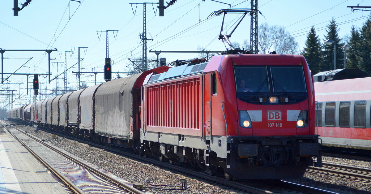 DB Cargo AG [D] mit  187 148  [NVR-Nummer: 91 80 6187 148-2 D-DB] und gemischtem Güterzug am 22.03.22 Durchfahrt Bf. Golm.