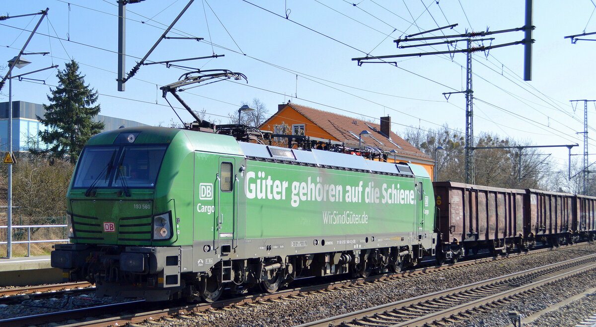 DB Cargo AG [D] mit ihrer grünen  193 560  [NVR-Nummer: 91 80 6193 560-0 D-DB] und gemischtem Güterzug am 24.03.22 Durchfahrt Bf. Golm.