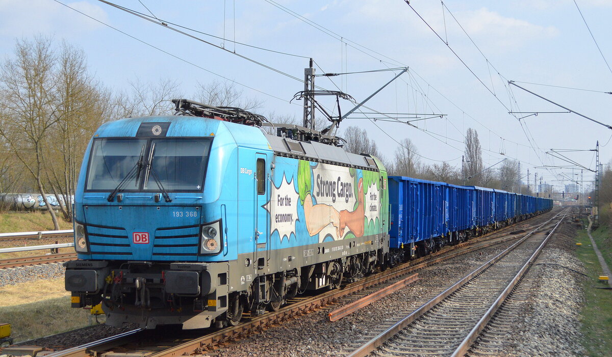 DB Cargo AG [D] mit  193 368  [NVR-Nummer: 91 80 6193 368-4 D-DB] und einem Ganzzug polnischer offener Drehgestell-Güterwagen am 25.03.22 Durchfahrt Bf. Berlin Hohenschönhausen.

