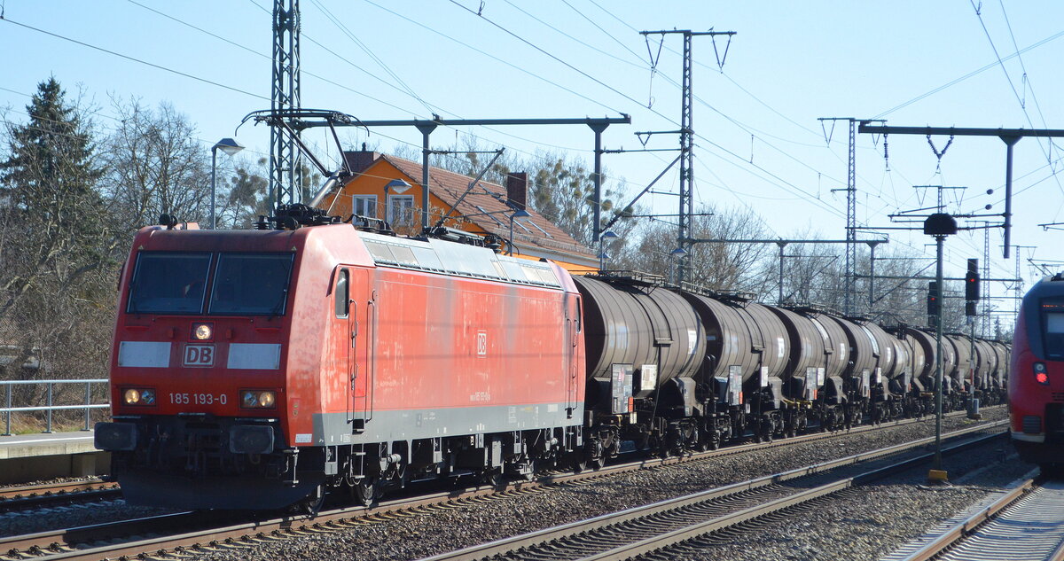 DB Cargo AG [D] mit  185 193-0  [NVR-Nummer: 91 80 6185 193-0 D-DB] und Kesselwagenzug (leer) Richtung Stendell am 22.03.22 Durchfahrt Bf. Golm.