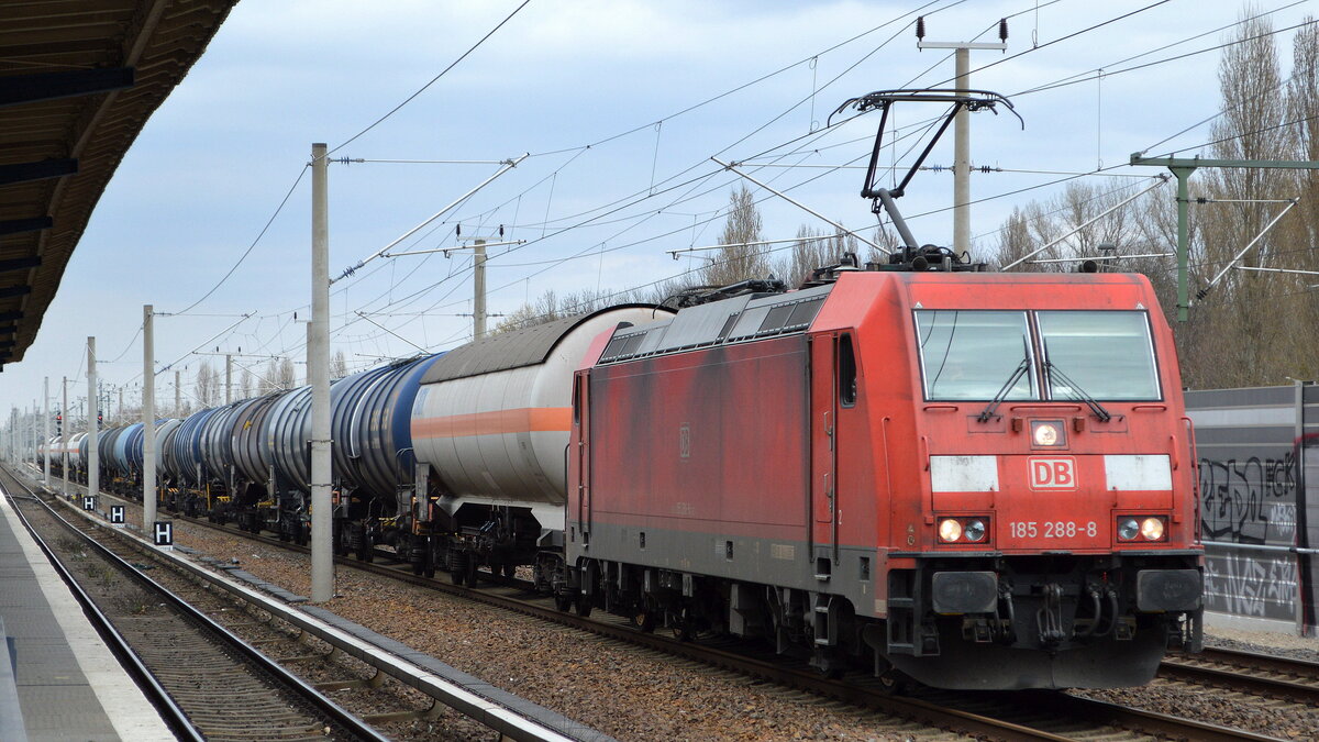 DB Cargo AG [D] mit  185 288-8  [NVR-Nummer: 91 80 6185 288-8 D-DB] und gemischtem Kesselwagenzug am 30.03.22 Berlin Blankenburg.