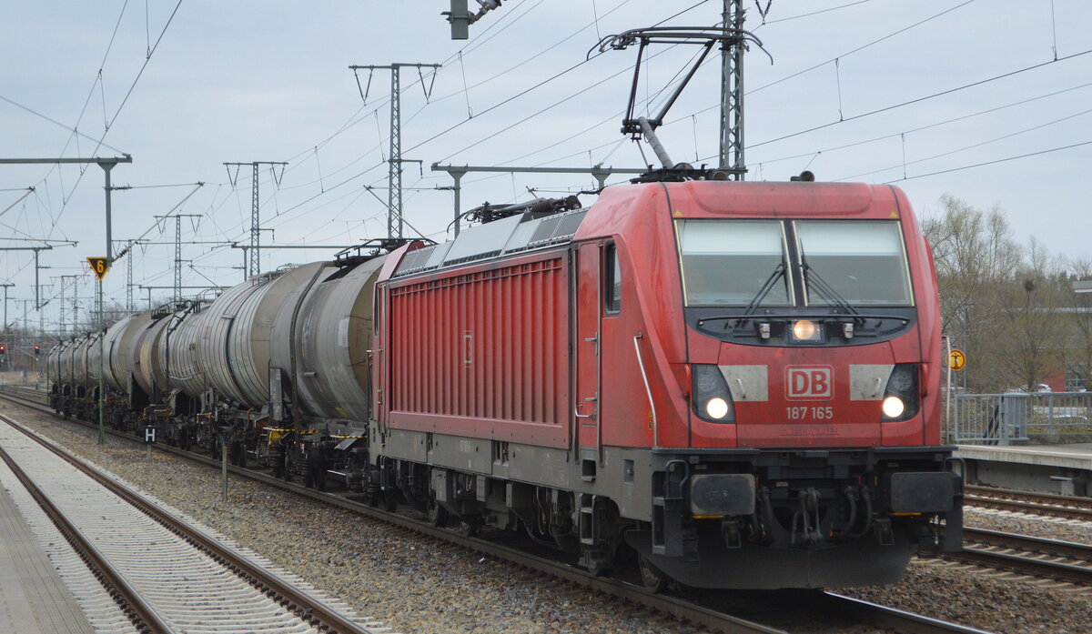 DB Cargo AG [D] mit  187 165  [NVR-Nummer: 91 80 6187 165-6 D-DB] und Kesselwagenzug (Leim) am 06.04.22 Durchfahrt Bf. Golm.
