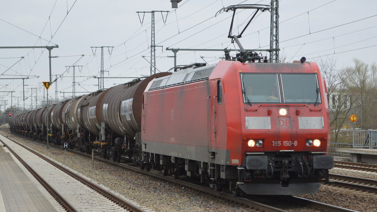 DB Cargo AG [D] mit  185 150-0  [NVR-Nummer: 91 80 6185 150-0 D-DB] und Kesselwagenzug am 06.04.22 Durchfahrt Bf. Golm.