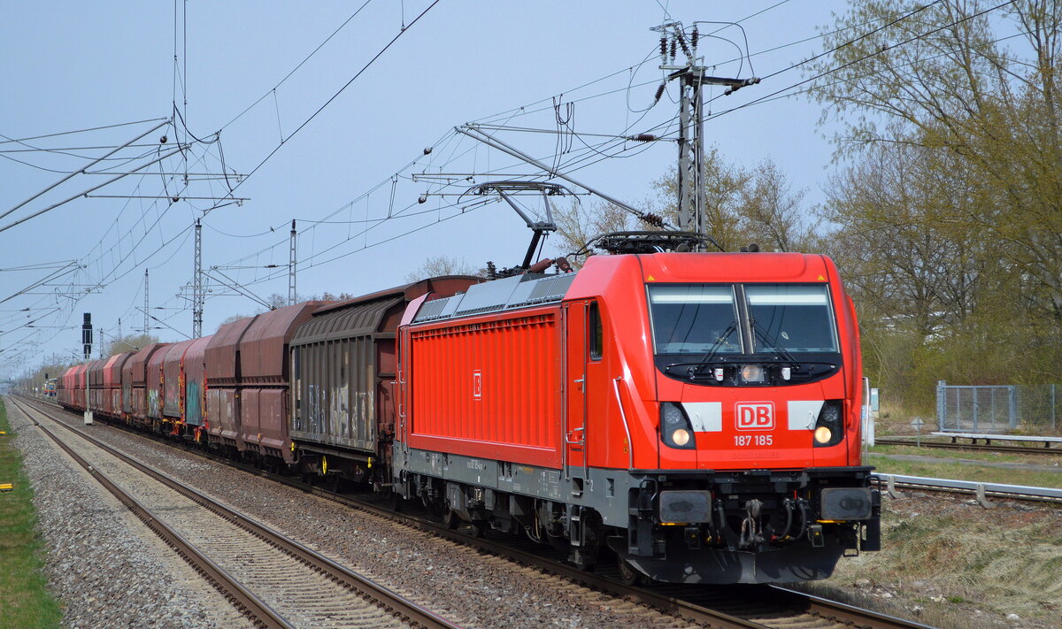 DB Cargo AG [D] mit  187 185  [NVR-Nummer: 91 80 6187 185-4 D-DB] und gemischtem Güterzug am 12.04.22 Durchfahrt Bf. Berlin Hohenschönhausen.