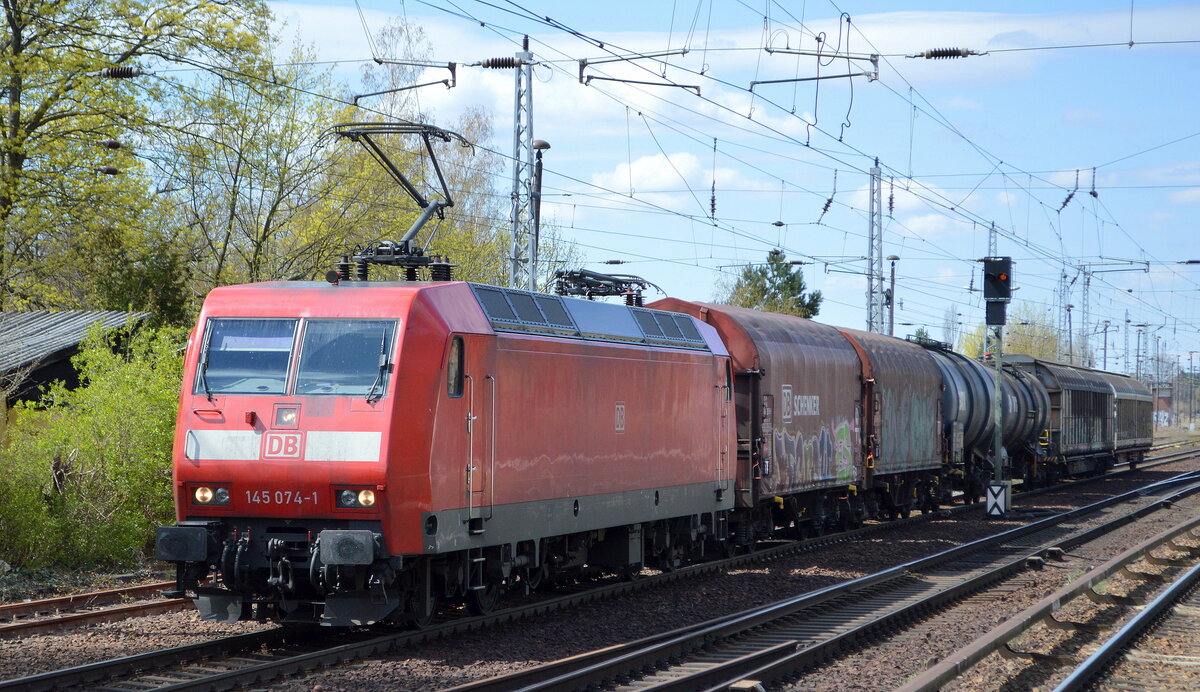 DB Cargo AG [D] mit  145 074-1  [NVR-Nummer: 91 80 6145 074-1 D-DB] und einigen Güterwagen Richtung Frankfurt/Oder am 19.04.22 Berlin Hirschgarten.