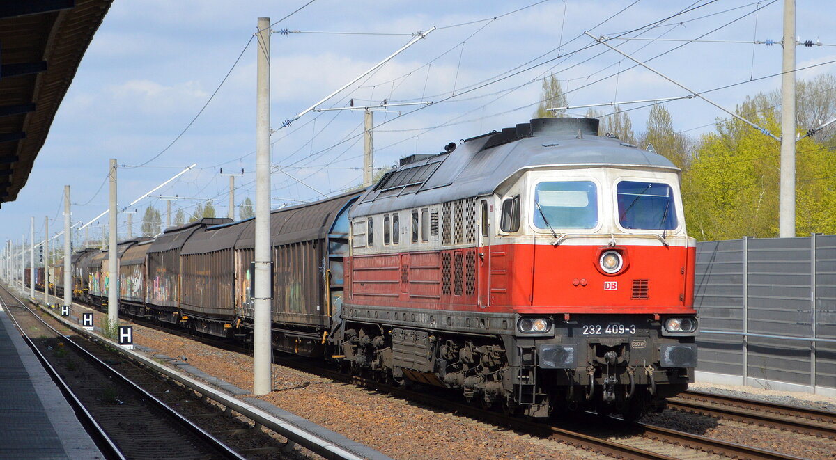 DB Cargo AG (D) mit  232 409-3  (NVR-Nummer  92 80 1232 409-3 D-DB ) und gemischtem Güterzug am 25.04.22 Berlin Blankenburg.