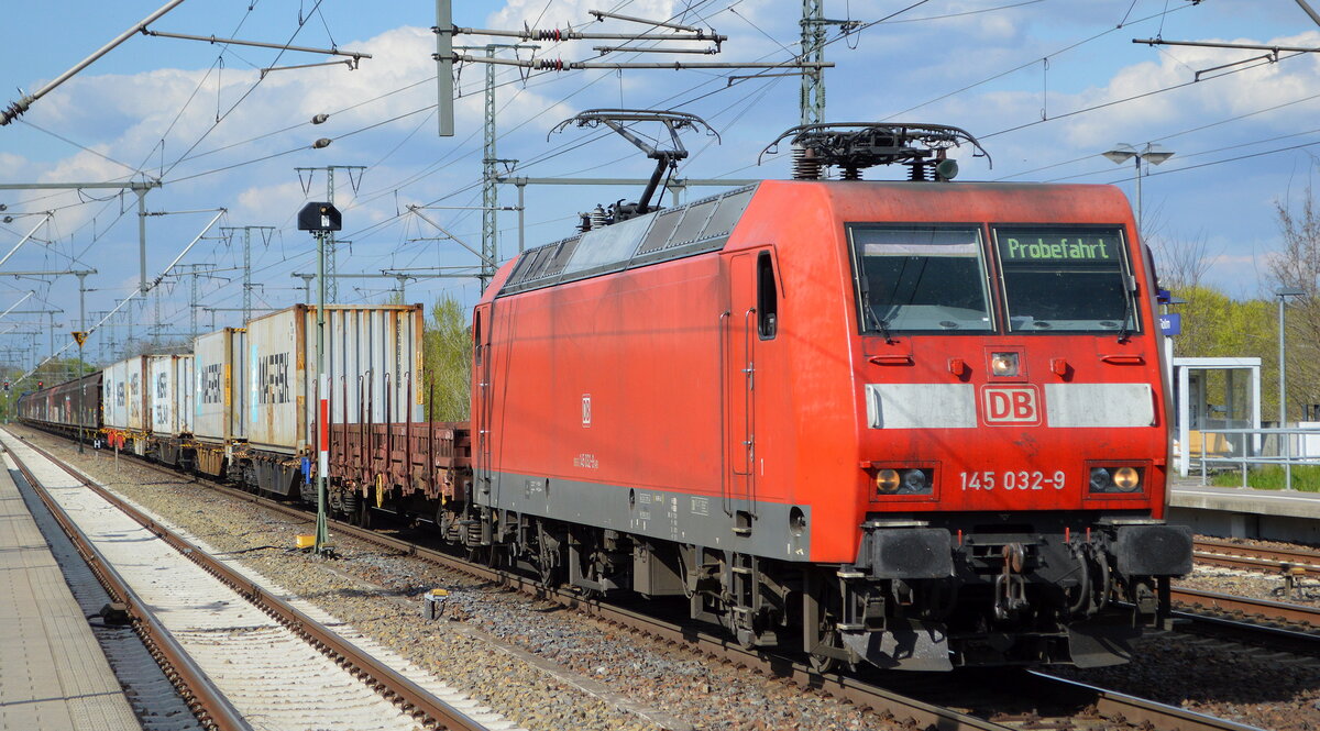 DB Cargo AG [D] mit  145 032-9  [NVR-Nummer: 91 80 6145 032-9 D-DB] und gemischtem Güterzug am 26.04.22 Durchfahrt Bf. Golm.