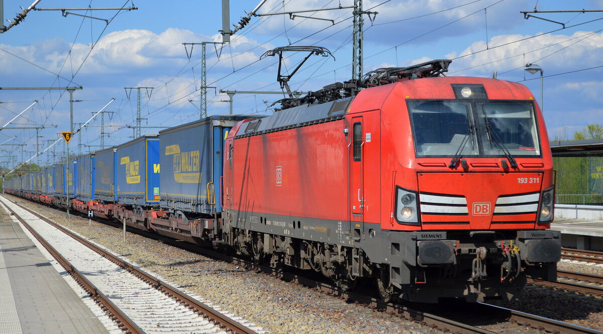 DB Cargo AG [D] mit  193 311  [NVR-Nummer: 91 80 6193 311-8 D-DB] und KLV-Zug am 26.04.22 Durchfahrt Bf. Golm.