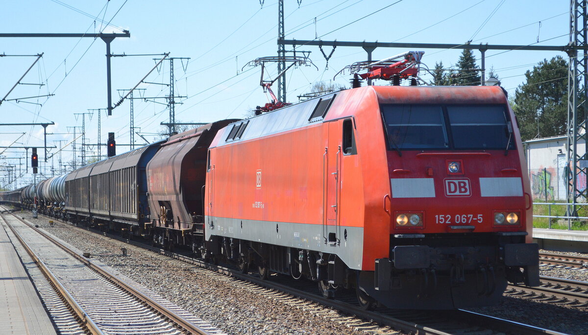 DB Cargo AG [D] mit  152 067-5  [NVR-Nummer: 91 80 6152 067-5 D-DB] und gemischtem Güterzug am 26.04.22 Durchfahrt Bf. Golm.
