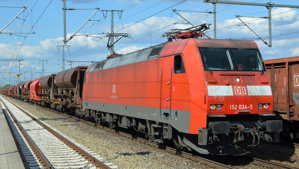 DB Cargo AG [D] mit  152 034-5  [NVR-Nummer: 91 80 6152 034-5 D-DB] und gemischtem Güterzug am 26.04.22 Durchfahrt Bf. Golm.