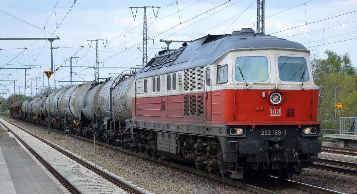 DB Cargo AG (D) mit  232 189-1  (NVR-Nummer  92 80 1232 189-1 D-DB ) und gemischtem Güterzug am 27.04.22 Durchfahrt Bf. Golm.