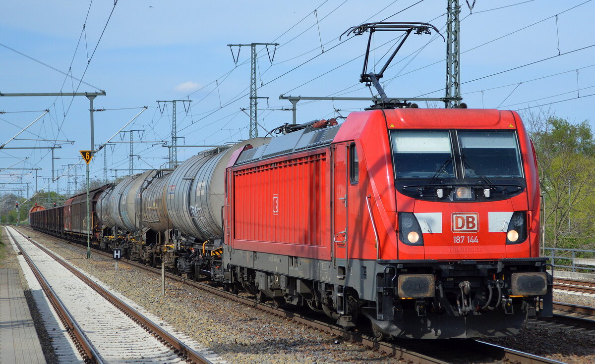 DB Cargo AG [D] mit  187 144  [NVR-Nummer: 91 80 6187 144-1 D-DB] und gemischtem Güterzug am 29.04.22 Durchfahrt Bf. Golm.