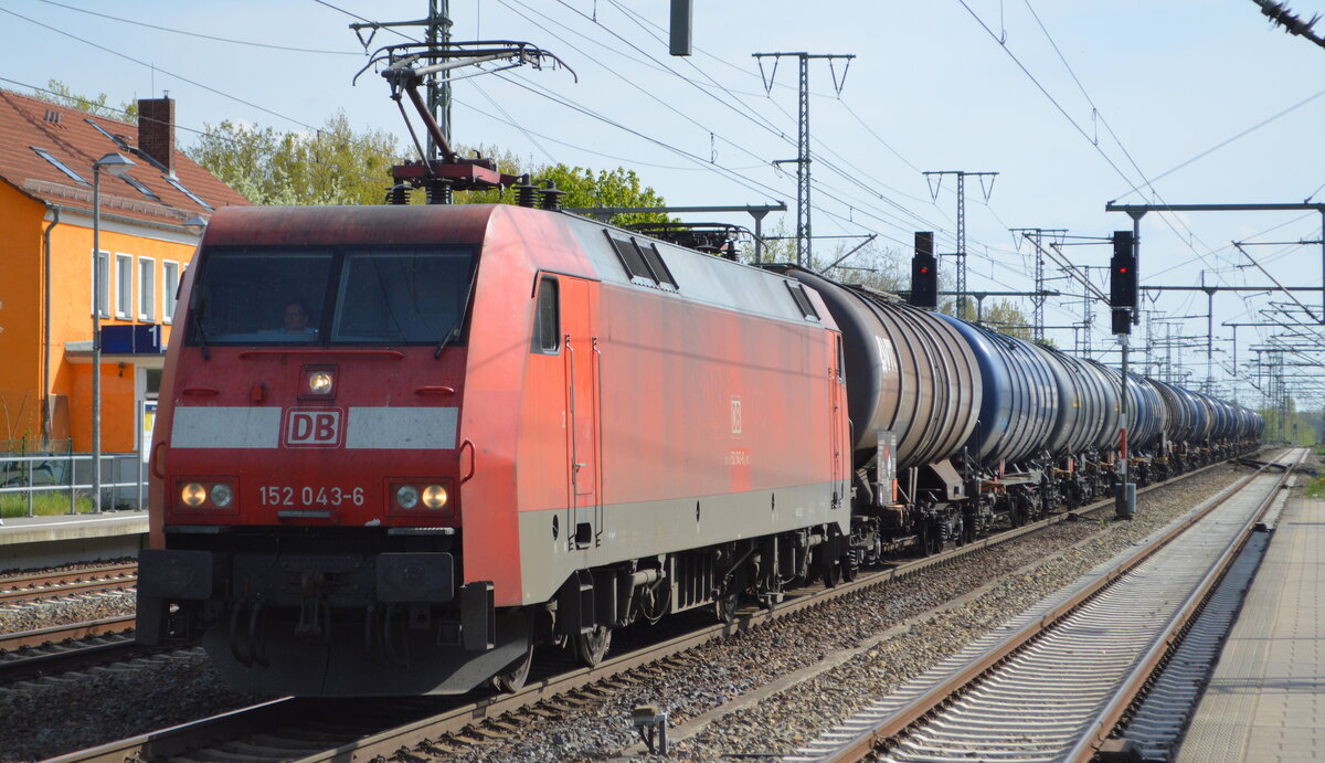 DB Cargo AG [D] mit  152 043-6  [NVR-Nummer: 91 80 6152 043-6 D-DB] und Kesselwagenzug am 29.04.22 Durchfahrt Bf. Golm.
