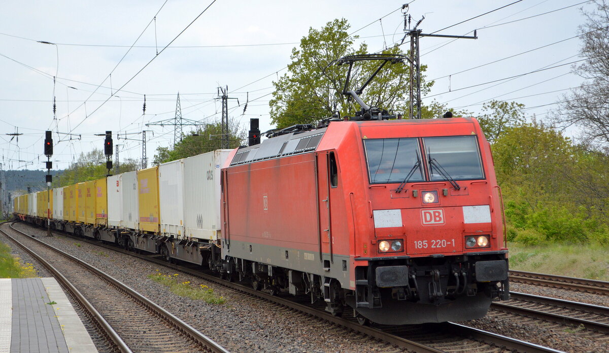 DB Cargo AG [D] mit  185 220-1  [NVR-Nummer: 91 80 6185 220-1 D-DB] und KLV-Zug (LKW-Ladebrücken) am 04.05.22 Durchfahrt Bf. Saarmund.