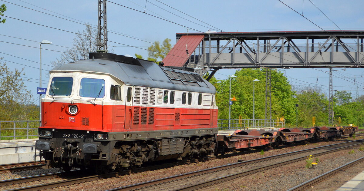 DB Cargo AG (D) mit  232 128-9  (NVR-Nummer  92 80 1232 128-9 D-DB ) und vier leeren Taschenwagen am 04.05.22 Richtung Rbf. Seddin im Bf. Saarmund. 