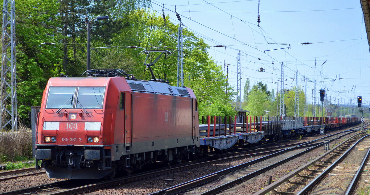 DB Cargo AG [D] mit  185 361-3  [NVR-Nummer: 91 80 6185 361-3 D-DB] und einem Ganzzug mit Stahlbrammen Richtung Frankfurt/Oder am 03.05.22 Berlin Hirschgarten. 
