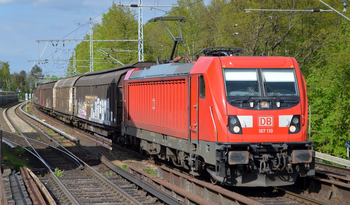 DB Cargo AG [D] mit  187 110  [NVR-Nummer: 91 80 6187 110-2 D-DB] und gemischtem Güterzug am 05.05.22 Berlin Buch.