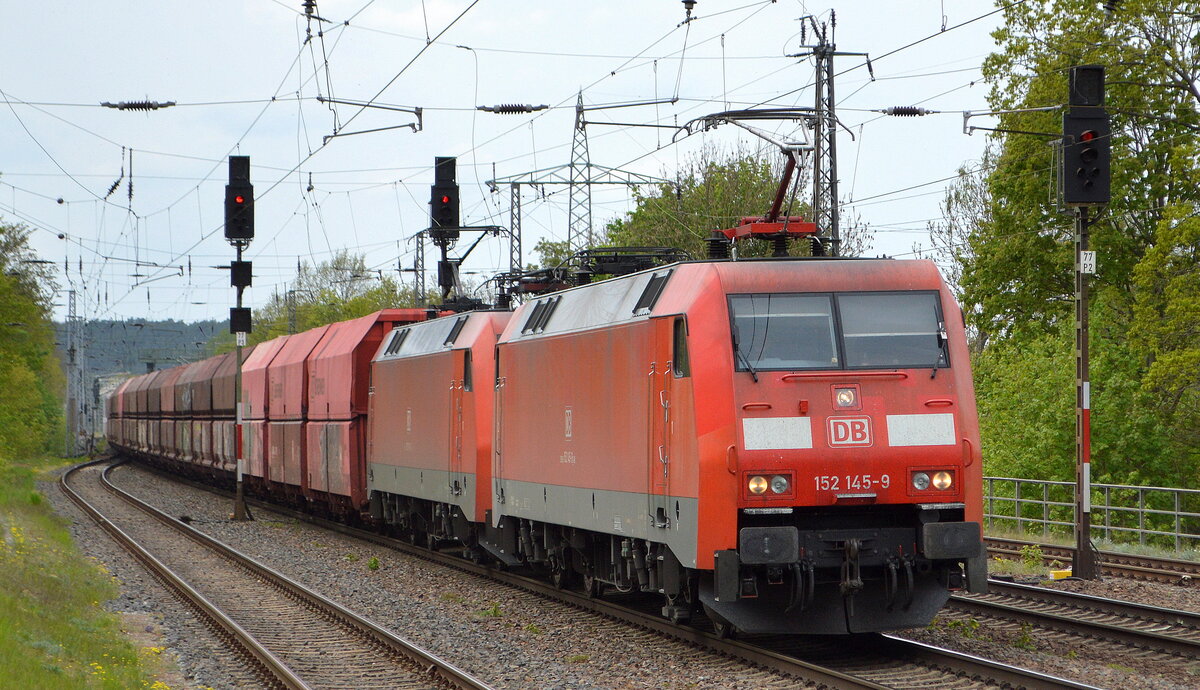 DB Cargo AG [D] mit der Doppeltraktion   152 145-9  [NVR-Nummer: 91 80 6152 145-9 D-DB] +  152 161-6  [NVR-Nummer: 91 80 6152 161-6 D-DB] und dem Erzzug aus Hamburg Richtung Ziltendorf EKO am 04.05.22 Durchfahrt Bf. Saarmund.