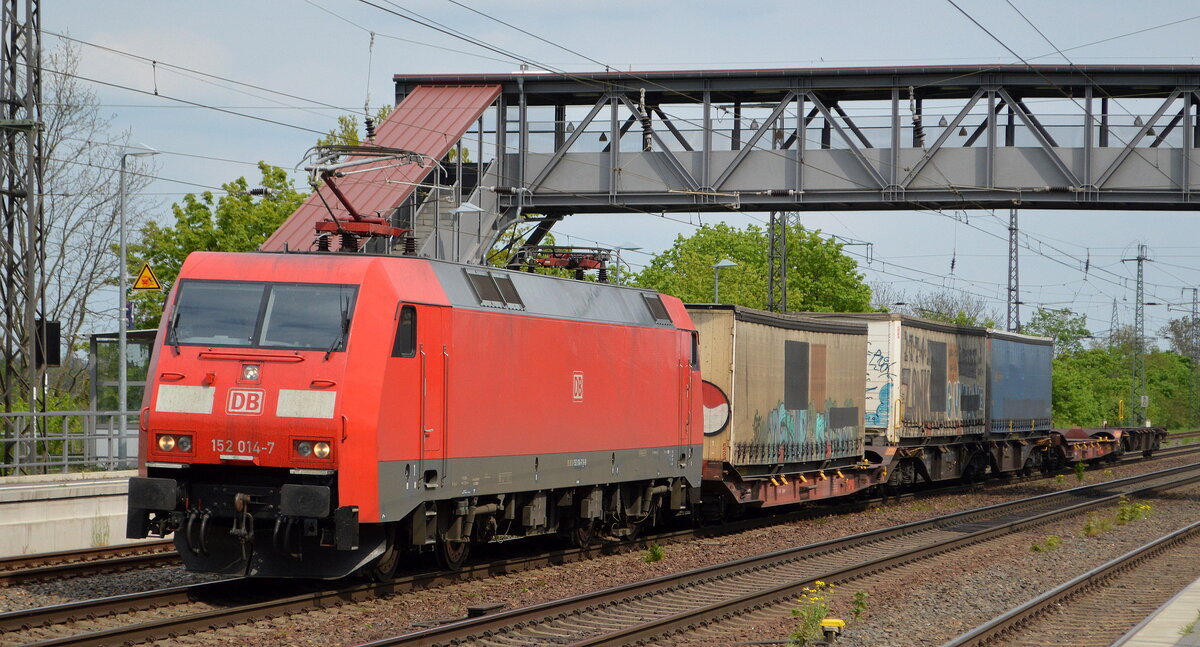 DB Cargo AG [D] mit  152 014-7  [NVR-Nummer: 91 80 6152 014-7 D-DB] und einigen Taschenwagen Richtung Rbf. Seddin am 04.05.22 Durchfahrt Bf. Saarmund.