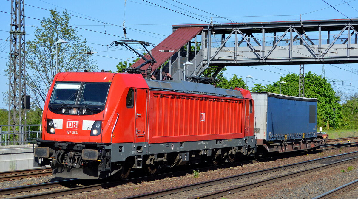 DB Cargo AG [D] mit  187 084  [NVR-Nummer: 91 80 6187 084-9 D-DB] und einem Güterwagen Richtung Rbf. Seddin am 09.05.22 Durchfahrt Bf. Saarmund.