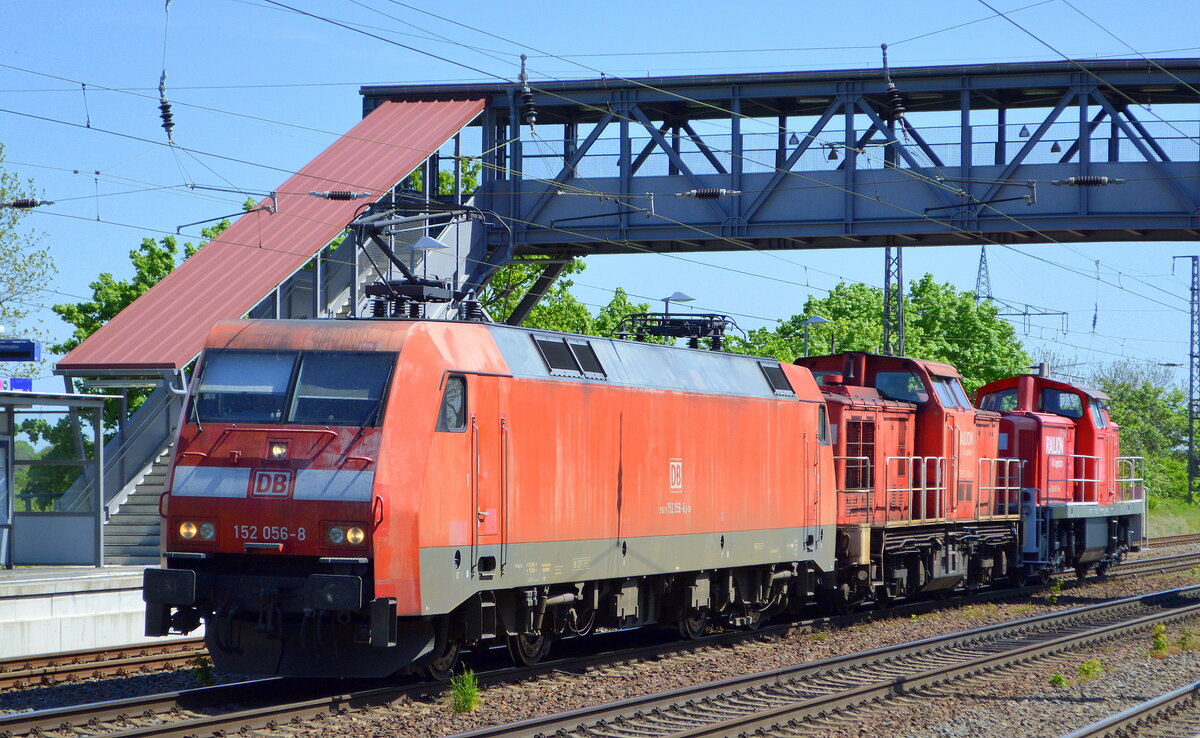 DB Cargo AG [D] mit einem Lokzug mit  152 056-8  [NVR-Nummer: 91 80 6152 056-8 D-DB] und  298 326-0  [NVR-Nummer: 98 80 3298 326-0 D-DB] +  294 602-8  (NVR-Nummer:  9880 3 294 602-8 D-DB ) am Haken am 09.05.22 Durchfahrt Bf. Saarmund.