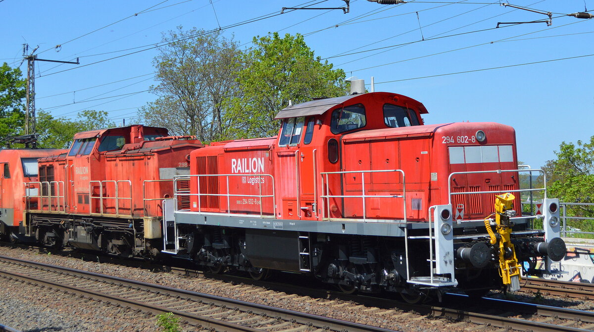 DB Cargo AG [D] mit einem Lokzug mit  294 602-8  (NVR-Nummer:  9880 3 294 602-8 D-DB ) am Haken von  152 056-8  am 09.05.22 Durchfahrt Bf. Saarmund.