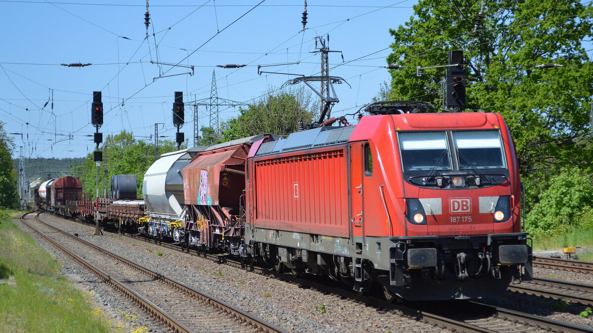 DB Cargo AG [D] mit  187 175  [NVR-Nummer: 91 80 6187 175-5 D-DB] und gemischtem Güterzug am 09.05.22 Durchfahrt Bf. Saarmund.