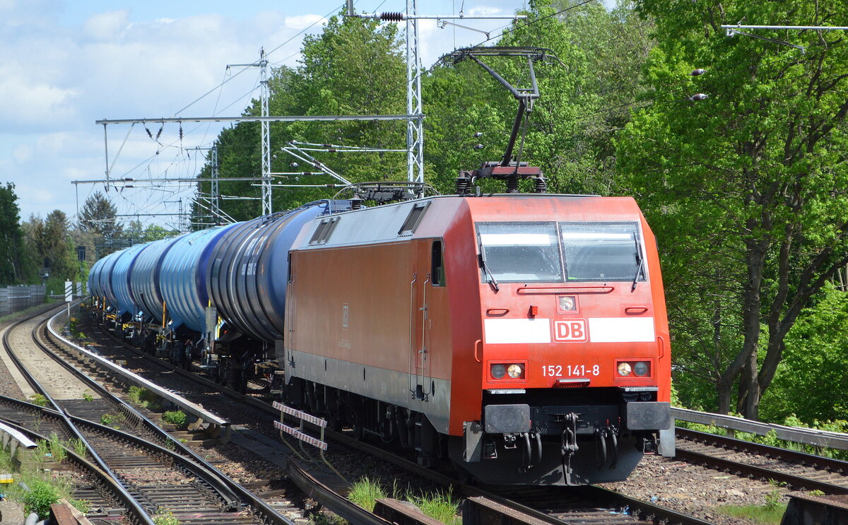 DB Cargo AG [D] mit  152 141-8  [NVR-Nummer: 91 80 6152 141-8 D-DB] und Kesselwagenzug (Toluol) am 12.05.22 Berlin Buch.