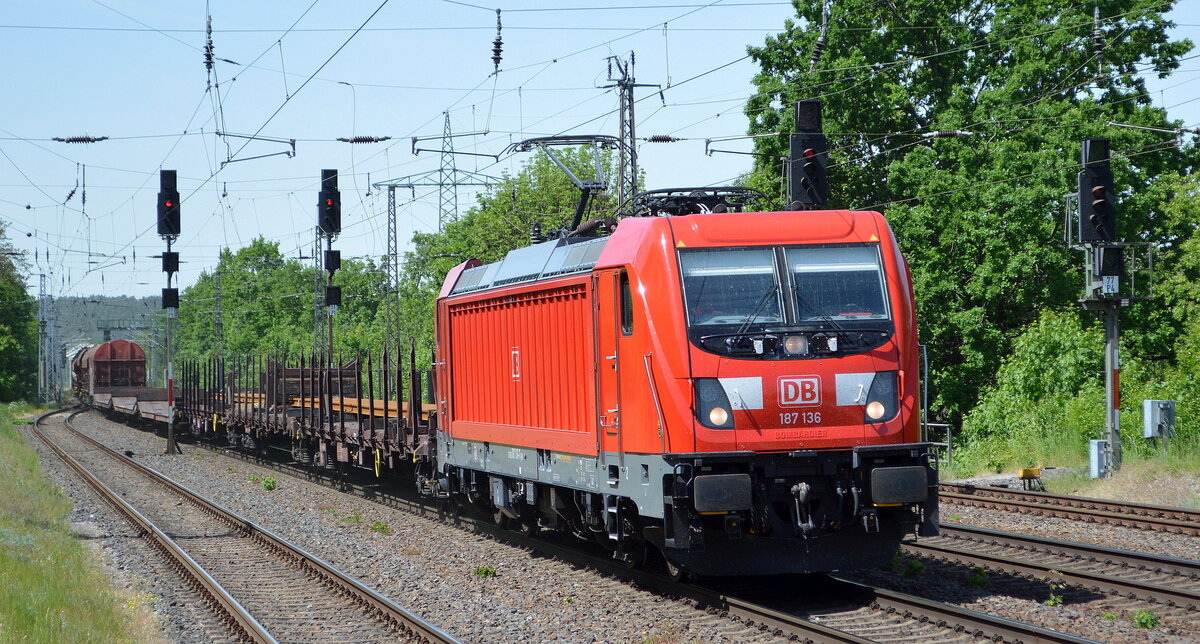 DB Cargo AG [D] mit  187 136  [NVR-Nummer: 91 80 6187 136-7 D-DB] und gemischtem Güterzug am 16.05.22 Durchfahrt Bf. Saarmund. Viele Grüße an den TF. !!!