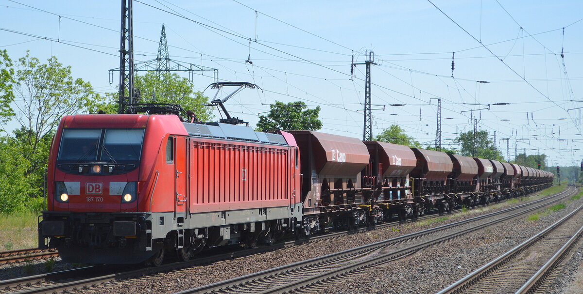 DB Cargo AG [D] mit  187 170  [NVR-Nummer: 91 80 6187 170-6 D-DB] und Schotterzug (leer) Richtung Rbf. Seddin am 16.05.22 Durchfahrt Bf. Saarmund.