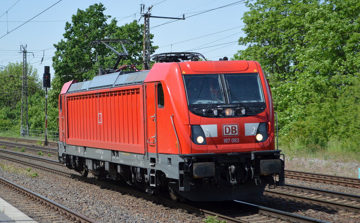 DB Cargo AG [D] mit  187 083  [NVR-Nummer: 91 80 6187 083-1 D-DB] am 16.05.22 Durchfahrt Bf. Saarmund.