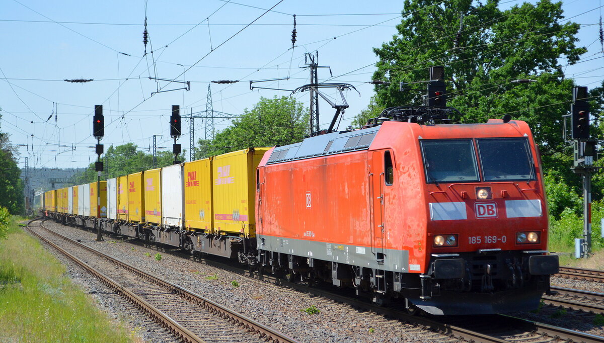 DB Cargo AG [D] mit  185 169-0  [NVR-Nummer: 91 80 6185 169-0 D-DB] und dem POST KLV-Zug Richtung Terminal Großbeeren am 18.05.22 Durchfahrt Bf. Saarmund.