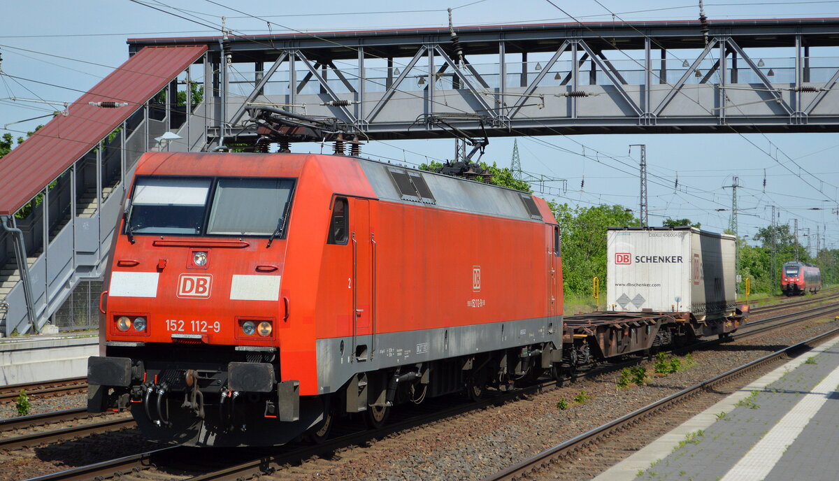 DB Cargo AG [D] mit  152 112-9  [NVR-Nummer: 91 80 6152 112-9 D-DB] und einigen Taschenwagen Richtung Rbf. Seddin am 19.05.22 Durchfahrt BF. Saarmund.