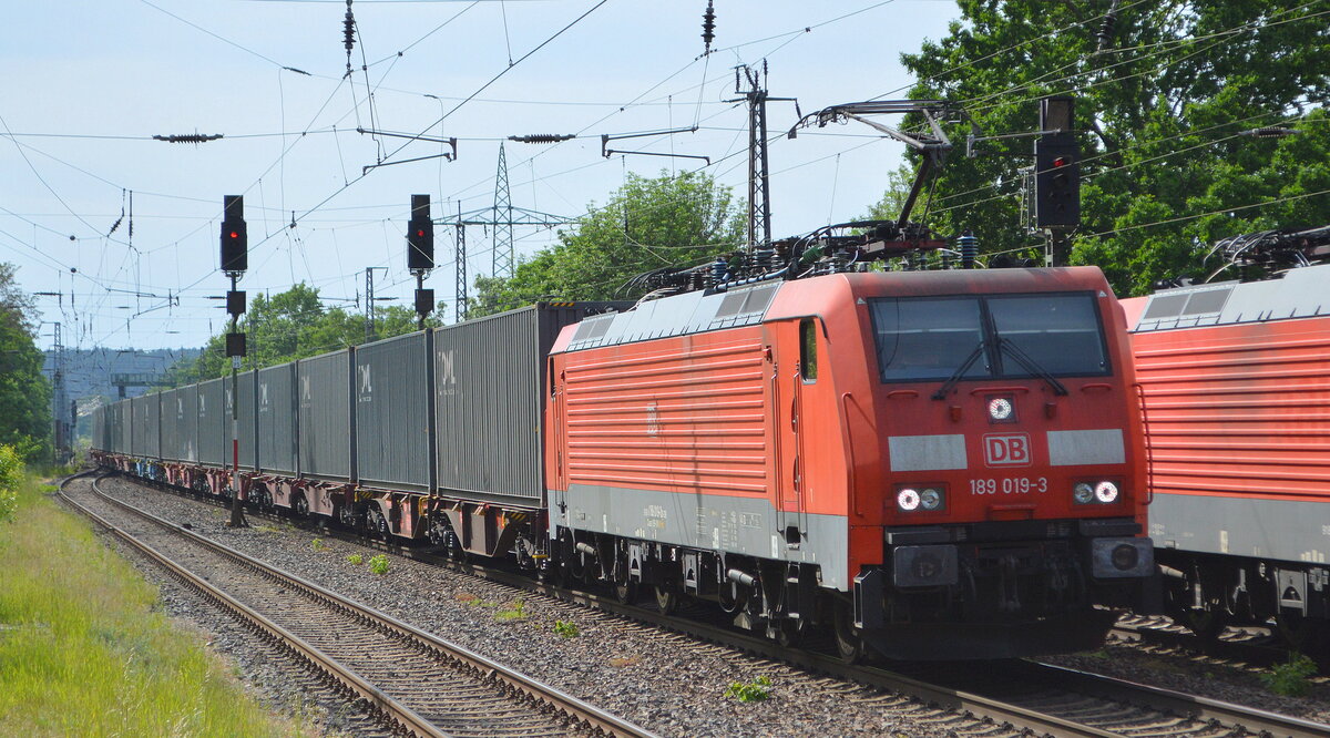 DB Cargo AG [D] mit  189 019-3  [NVR-Nummer: 91 80 6189 019-3 D-DB]und einem Containerzug (alles gleichartige OVL 40-Fuß-HC-Container) am 19.05.22 Durchfahrt Bf. Saarmund.