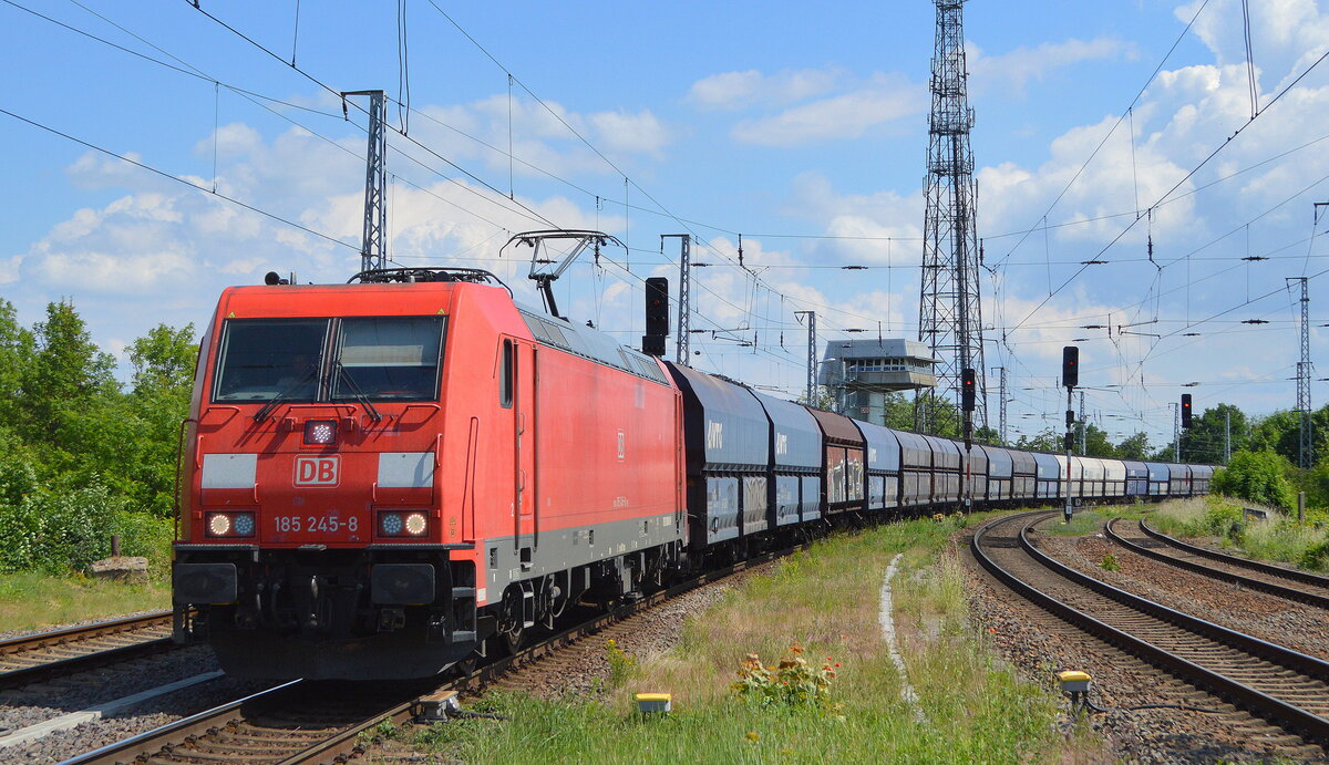 DB Cargo AG [D] mit  185 245-8  [NVR-Nummer: 91 80 6185 245-8 D-DB]und einem Ganzzug Schüttgut-Selbstentladewagen (Kohle) am 01.06.22 Durchfahrt Bf. Biederitz.