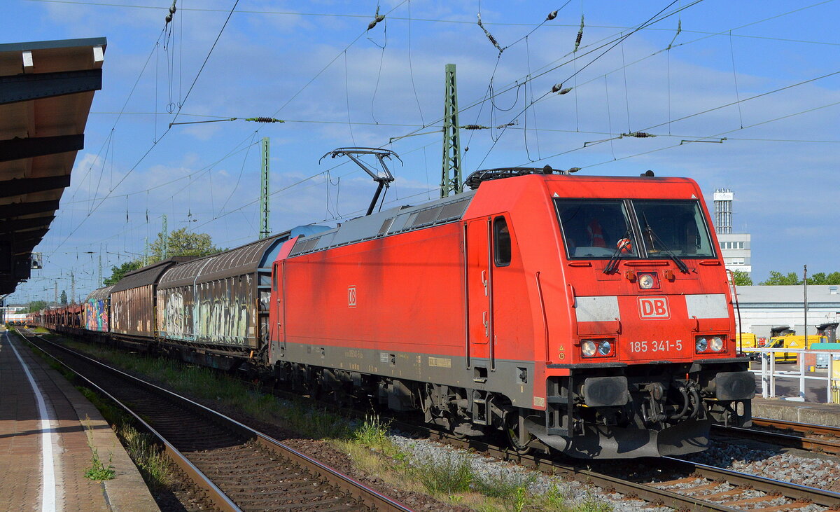 DB Cargo AG [D] mit  185 341-5  [NVR-Nummer: 91 80 6185 341-5 D-DB] und gemischtem Güterzug am  01.06.22 Durchfahrt Bf. Magdeburg Neustadt.