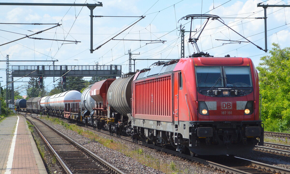 DB Cargo AG [D] mit  187 191  [NVR-Nummer: 91 80 6187 191-2 D-DB] und gemischtem Güterzug  am 01.06.22 Höhe Bf. Niederndodeleben (Nähe Magdeburg).