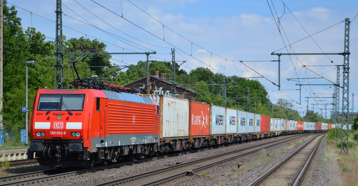 DB Cargo AG [D] mit  189 002-9  [NVR-Nummer: 91 80 6189 002-9 D-DB] mit Containerzug am 01.06.22 Höhe Bf. Niederndodeleben (Nähe Magdeburg).