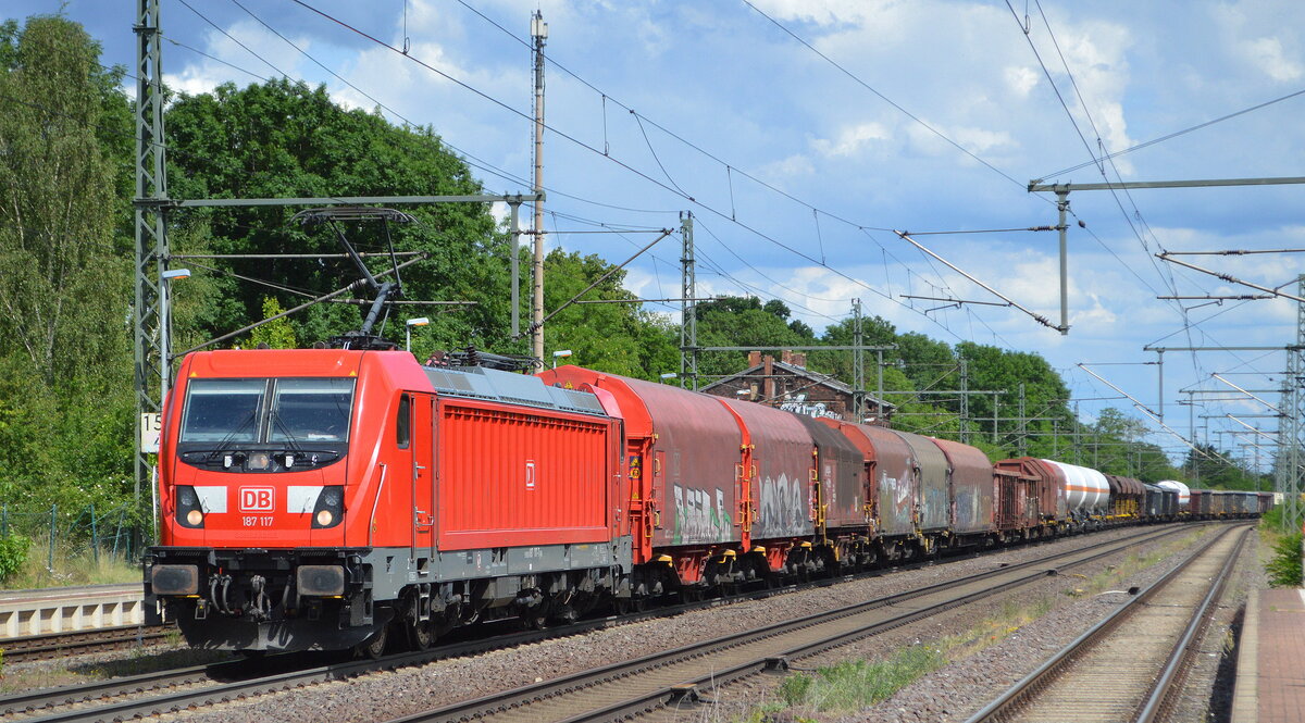 DB Cargo AG [D] mit  187 117  [NVR-Nummer: 91 80 6187 117-7 D-DB] und gemischtem Güterzug am 08.06.22 Höhe Bf. Niederndodeleben (Nähe Magdeburg).