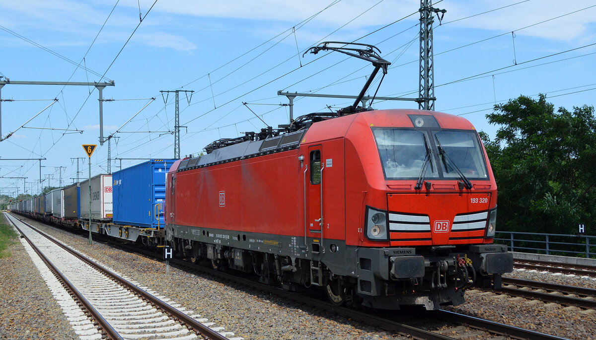DB Cargo AG [D] mit  193 320  [NVR-Nummer: 91 80 6193 320-9 D-DB] und KLV-ZUg am 24.06.22 Durchfahrt Bahnhof Golm.