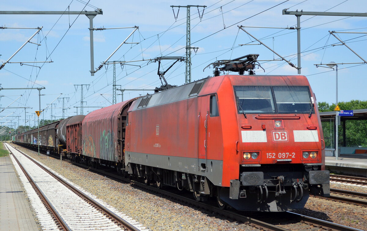 DB Cargo AG [D] mit  152 097-2  [NVR-Nummer: 91 80 6152 097-2 D-DB] und gemischtem Güterzug am 24.06.22 Durchfahrt Bahnhof Golm.
