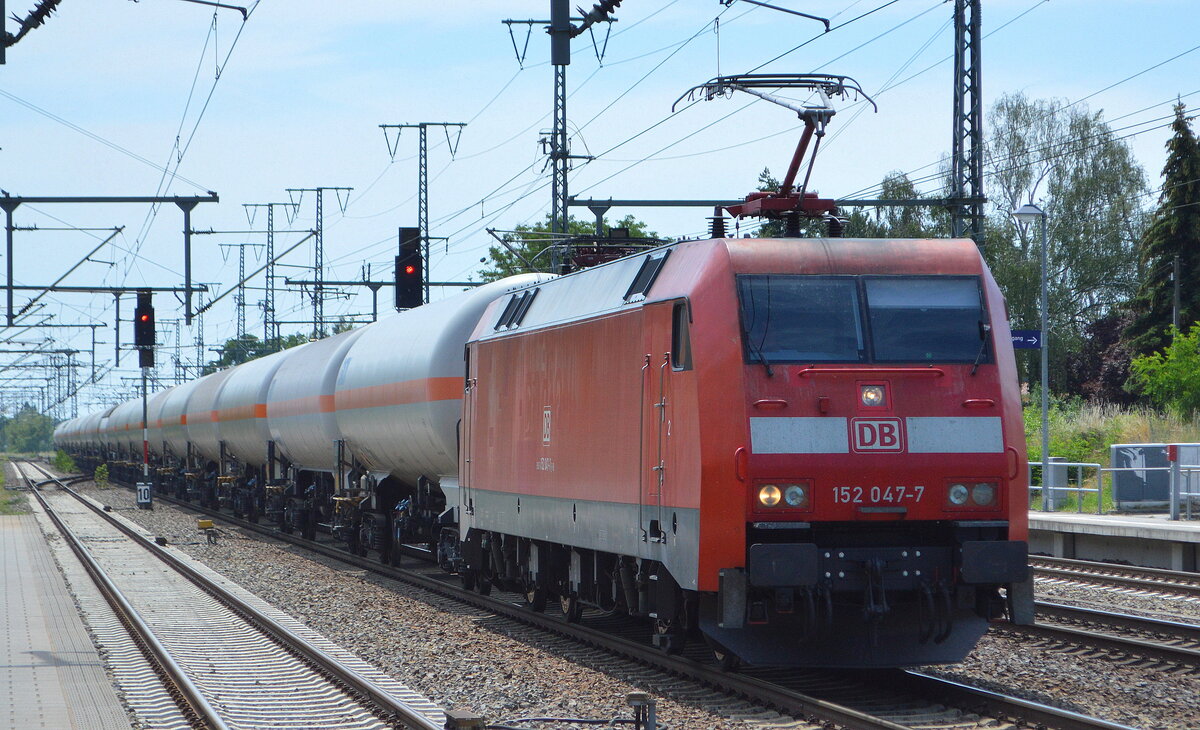 DB Cargo AG [D] mit  152 047-7  [NVR-Nummer: 91 80 6152 047-7 D-DB] und einem Ganzzug Druckgaskesselwagen (Kohlenwasserstoffgas) am 24.06.22 Durchfahrt Bahnhof Golm.