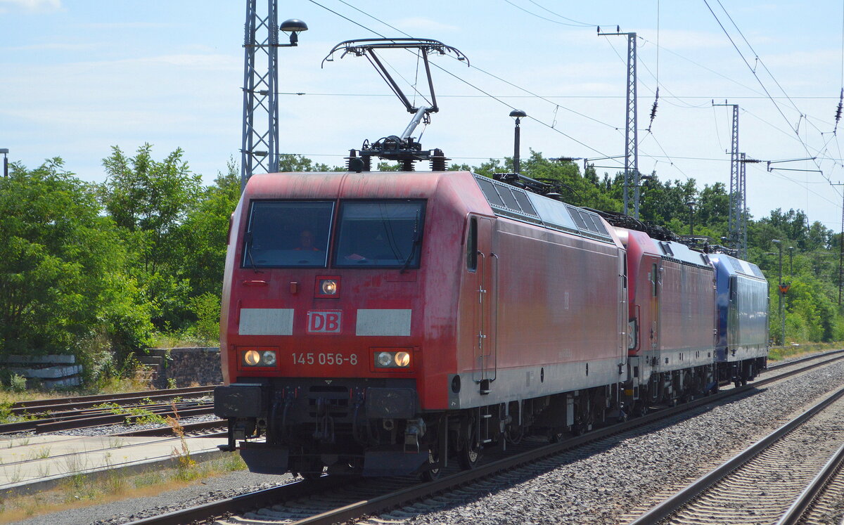 DB Cargo AG [D] mit einem Lokzug gezogen von 145 056-8  [NVR-Nummer: 91 80 6145 056-8 D-DB] mit   193 397  [NVR-Nummer: 91 80 6193 397-7 D-DB] +  145 015-4  [NVR-Nummer: 91 80 6145 015-4 D-DB] am Haken am 22.06.22 Durchfahrt Bahnhof Elsterwerda.