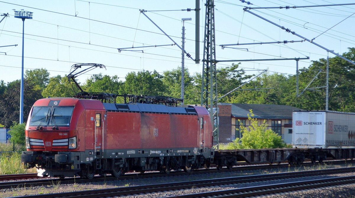 DB Cargo AG [D] mit  193 385  [NVR-Nummer: 91 80 6193 385-2 D-DB] und KLV-Zug am 23.06.22 Vorbeifahrt Magdeburg Hbf.