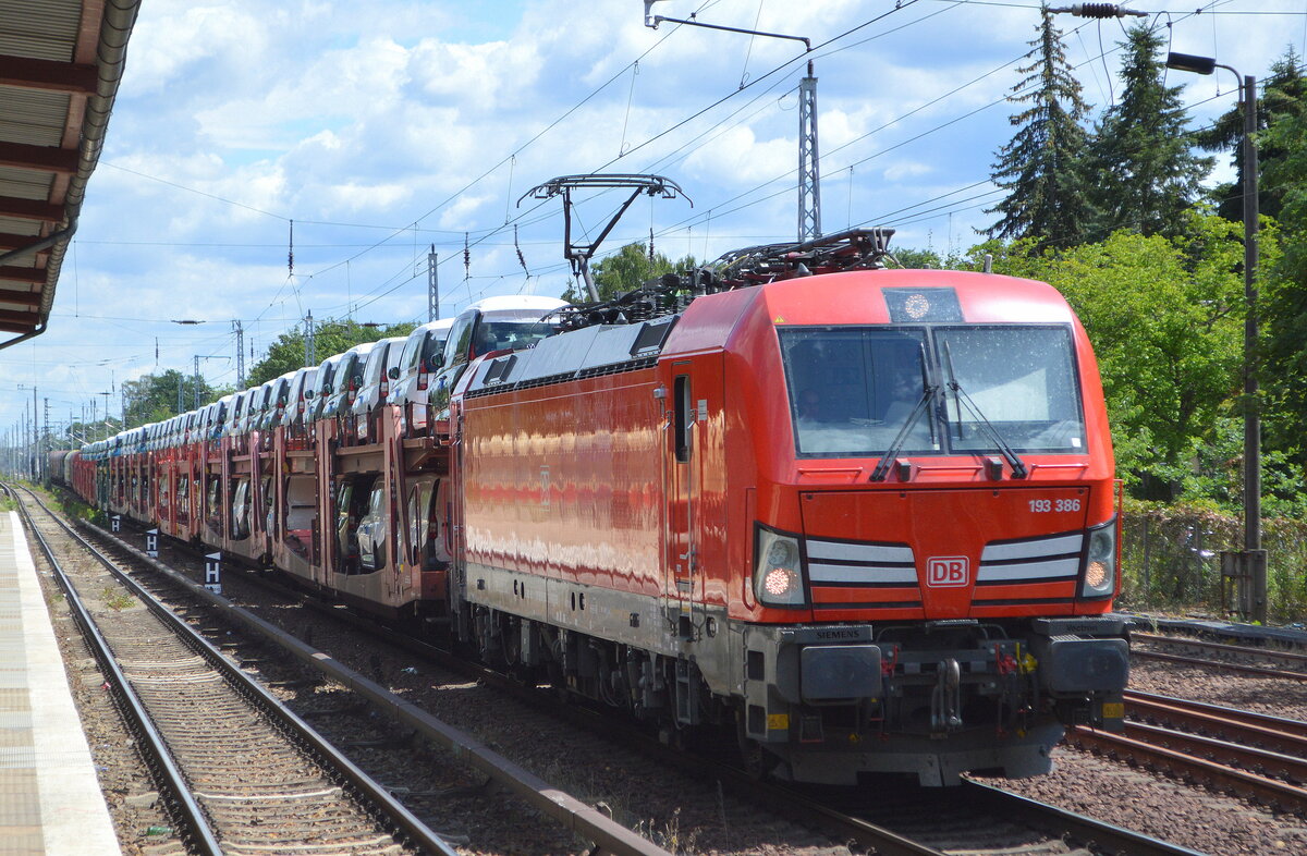 DB Cargo AG [D] mit  193 386  [NVR-Nummer: 91 80 6193 386-0 D-DB] und gemischtem Güterzug am 11.07.22 Berlin Hirschgarten. 