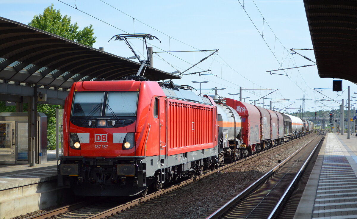DB Cargo AG [D] mit  187 167  [NVR-Nummer: 91 80 6187 167-2 D-DB] und gemischtem Güterzug Durchfahrt Bahnhof Bitterfeld am 20.07.22