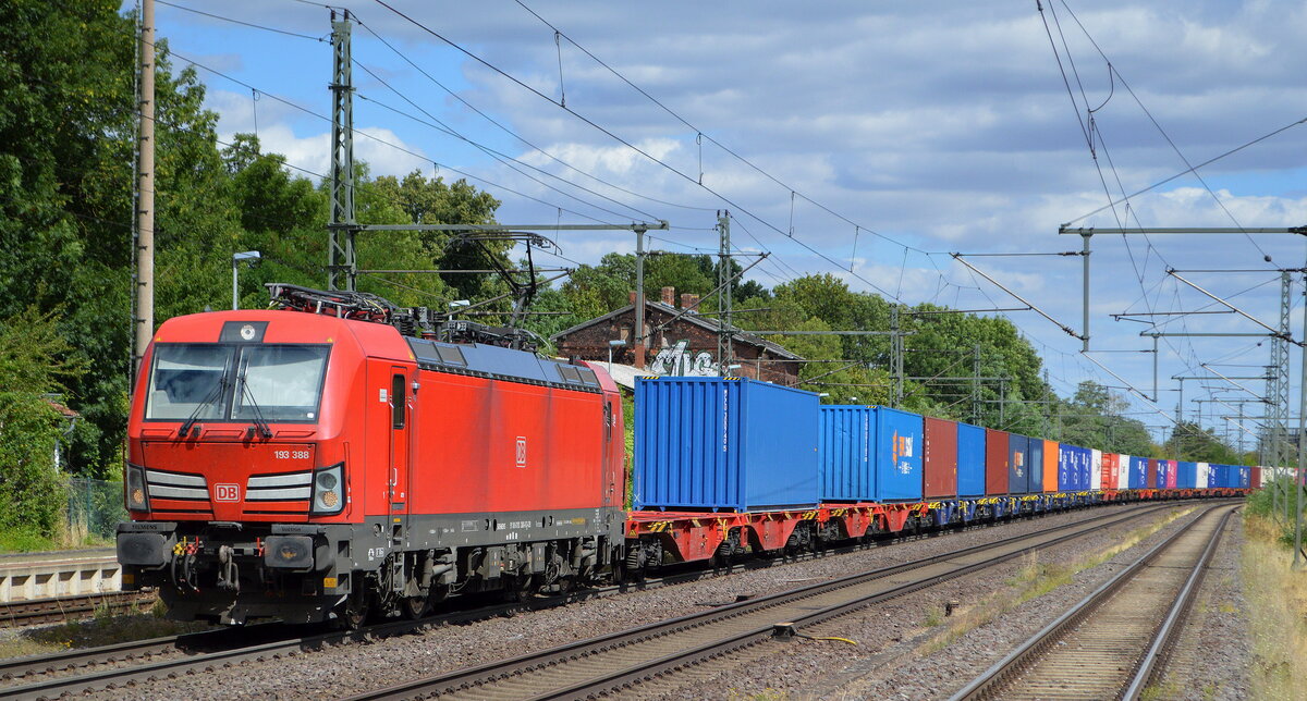 DB Cargo AG [D] mit  193 388  [NVR-Nummer: 91 80 6193 388-6 D-DB] und Containerzug am 27.07.22 Durchfahrt Bahnhof Niederndodeleben.