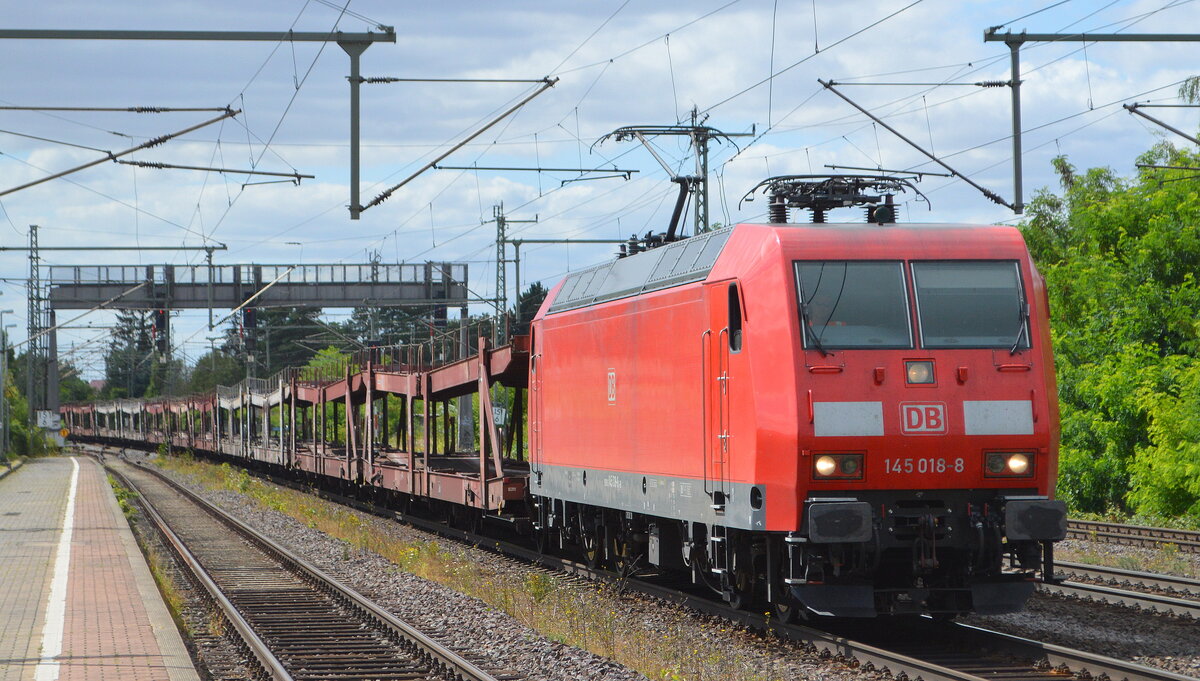 DB Cargo AG [D] mit  145 018-8  [NVR-Nummer: 91 80 6145 018-8 D-DB] und PKW-Transportzug (leer) am 27.07.22 Durchfahrt Bahnhof Niederndodeleben.